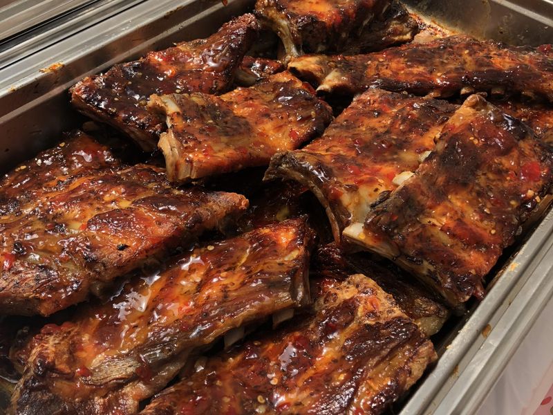 Glasierte Spare Ribs in der Grillschale